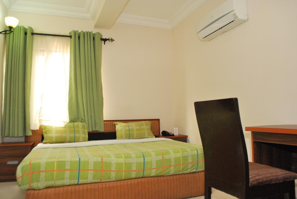 Knightsbridge Hotel Ikeja Bagian luar foto
