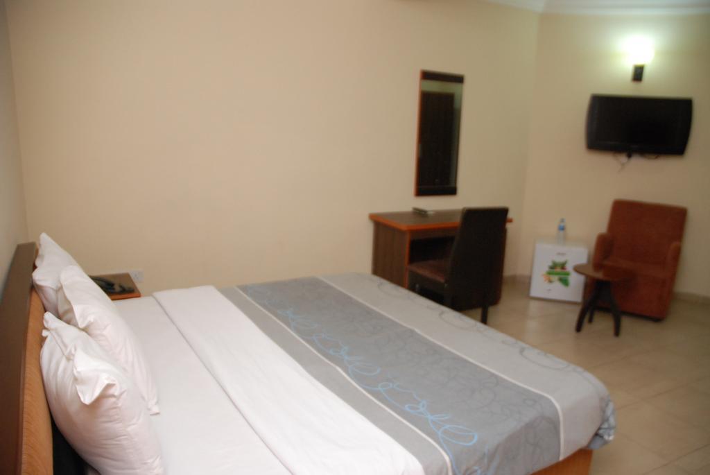Knightsbridge Hotel Ikeja Bagian luar foto
