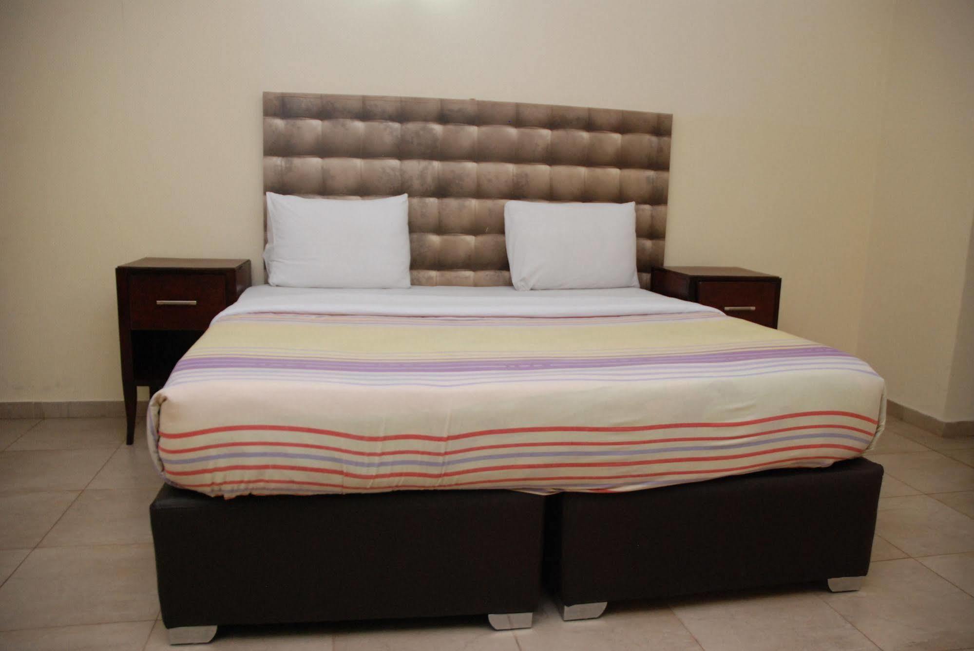 Knightsbridge Hotel Ikeja Bagian luar foto