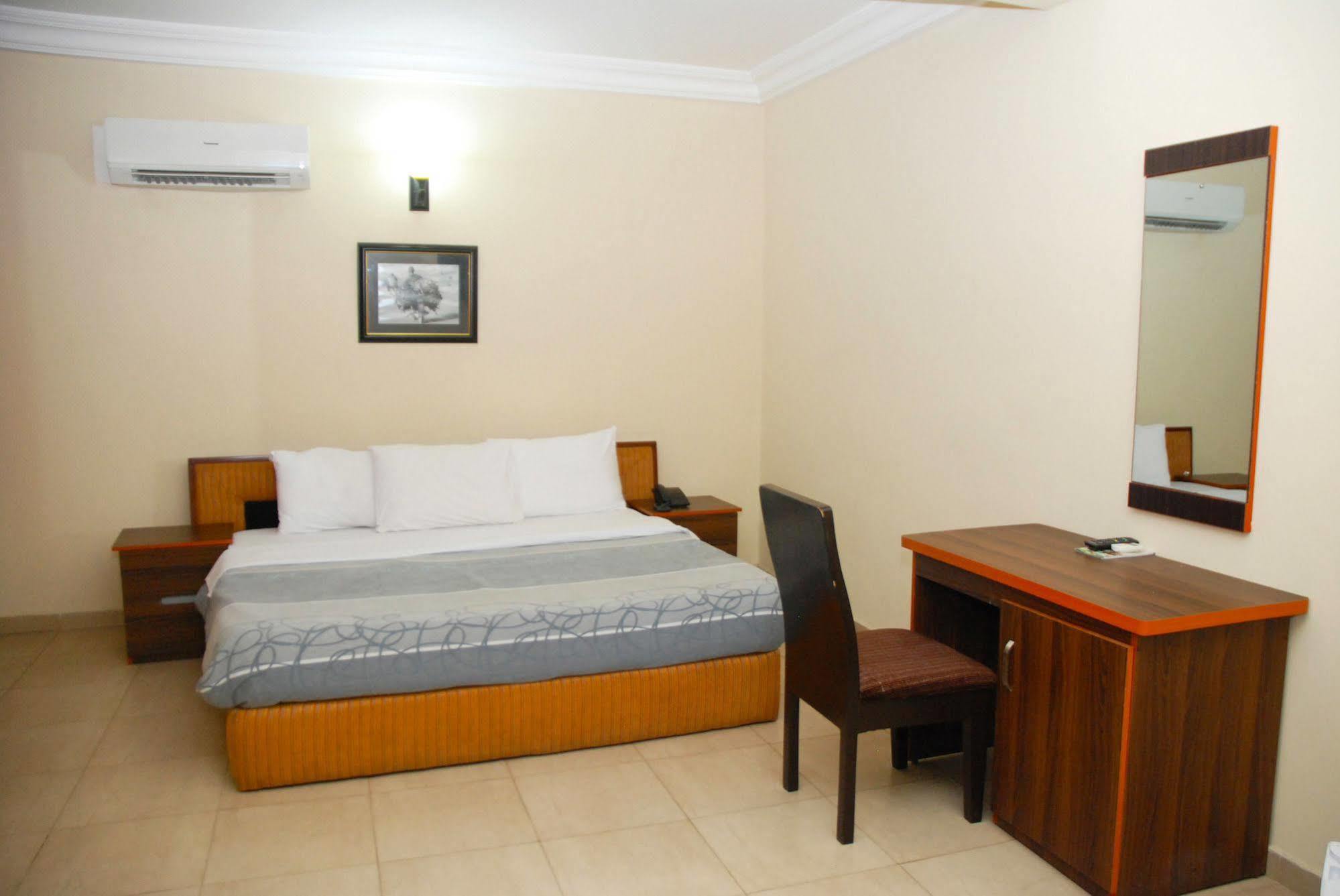 Knightsbridge Hotel Ikeja Bagian luar foto