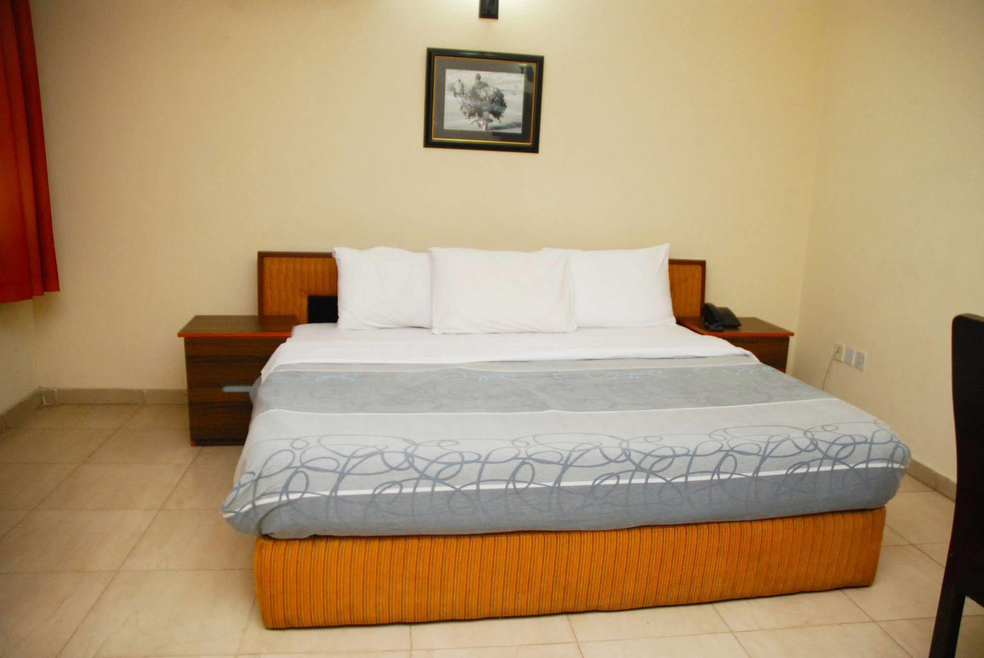 Knightsbridge Hotel Ikeja Bagian luar foto