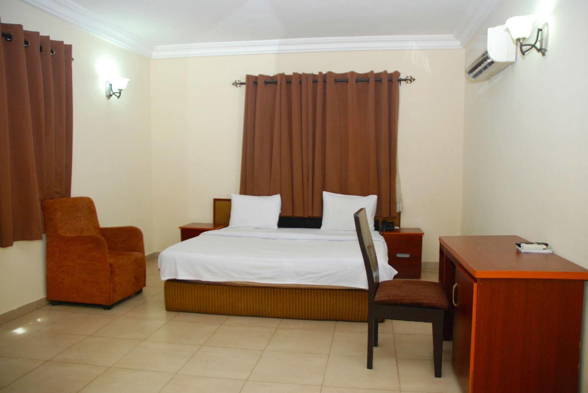 Knightsbridge Hotel Ikeja Bagian luar foto